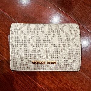 Michael kors medium size wallet